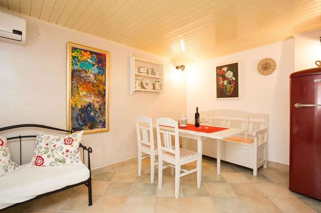 Holiday Home Smokovec Vrbnik Exteriér fotografie